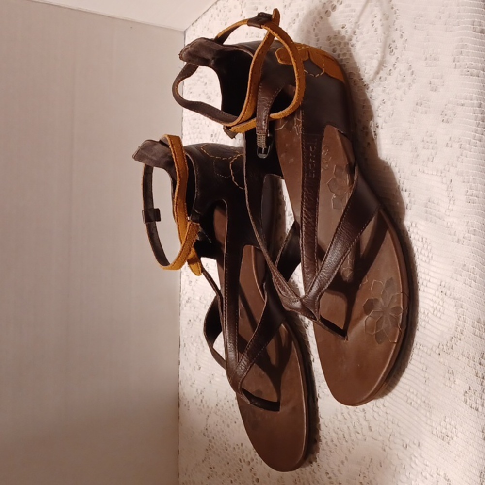 Merrell Sandles